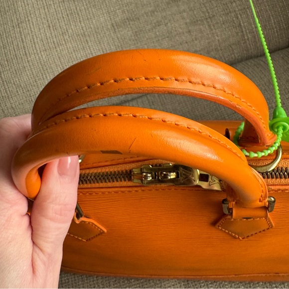 Louis Vuitton Alma - Picture 5 of 16